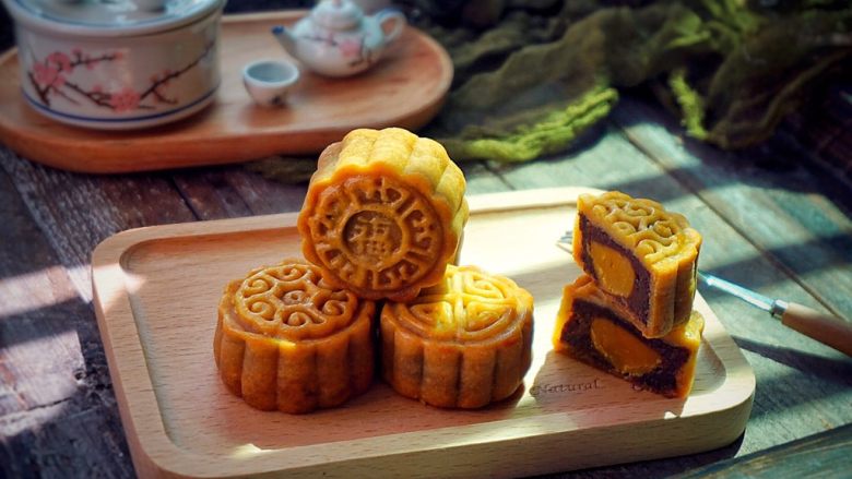 广式蛋黄红豆沙月饼