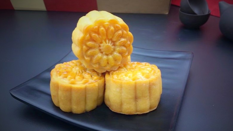 甜味莲蓉蛋黄月饼