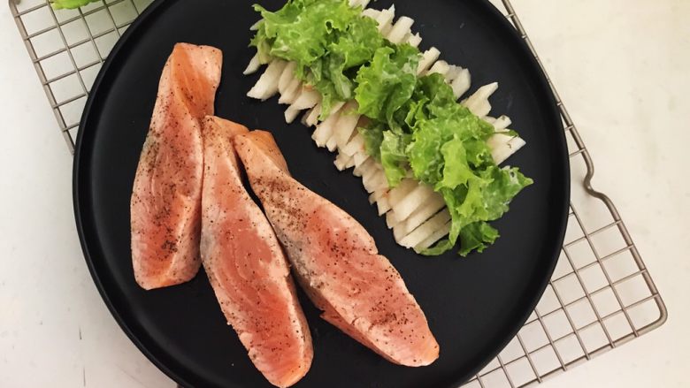 减脂健身菜柠香黑椒三文鱼果蔬沙拉