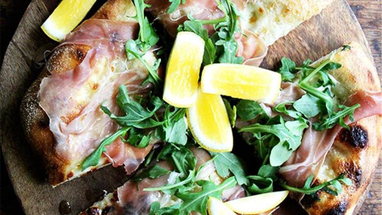 芝麻菜熏火腿披萨