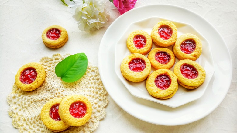 红心闪耀的覆盆子果酱甜心小圆饼