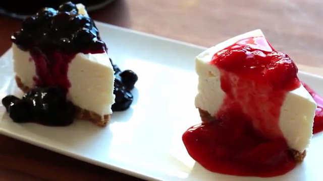 免焗芝士蛋糕配草莓藍莓果醬