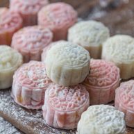 自制奶黄冰皮月饼跟五仁蛋黄说拜拜