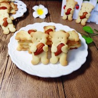 小熊抱杏仁饼干