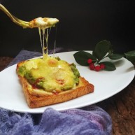 快手早餐牛油果土司披萨