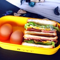 煎蛋蔬菜培根三明治