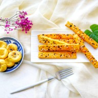 两种造型的红薯芝麻饼干酥脆香甜有营养