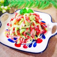 懒人料理红红绿绿黄瓜红肠沙拉