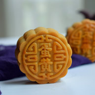 广式月饼莲蓉蛋黄月饼