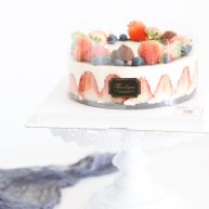 草莓装饰慕斯蛋糕