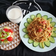 鸡蛋柿子意面蔬菜沙拉热牛奶