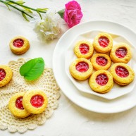 红心闪耀的覆盆子果酱甜心小圆饼