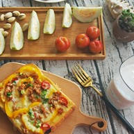 肉酱吐司披萨椰汁营养早餐