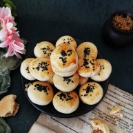咸蛋黄肉松一口酥