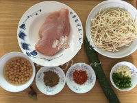 1、开胃爽口的鸡丝凉面,准备的材料：碱面，绿豆芽50克，鸡胸肉100克，泡发黄豆100克，黄瓜1根，白芝麻10克，辣椒面、花椒粉、香叶、葱花、蒜末、姜末、姜丝、盐、酱油、醋、油。