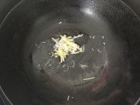 2、开胃爽口的鸡丝凉面,锅中热油烧至5成热后，下姜丝，炸至焦黄，将姜丝捞出。