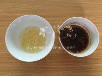 3、开胃爽口的鸡丝凉面,辣椒面装到一个大碗中，放入芝麻、香叶，将炸过的姜丝油淋在辣椒面的上面，制成油辣子，加入生抽、白糖、花椒粉搅拌均匀备用。蒜泥和姜末加入盐，用凉白开浸泡，做成姜蒜水备用。