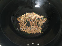 4、开胃爽口的鸡丝凉面,锅中放入50ml油加热3成热后，放黄豆，小火炸至微黄备用。