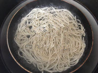 5、开胃爽口的鸡丝凉面,鸡胸肉洗净，大火煮开后关火焖半小时。