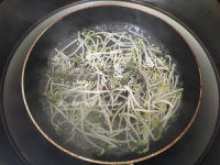 6、开胃爽口的鸡丝凉面,绿豆芽择洗干净后，焯熟备用。