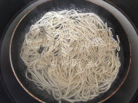 8、开胃爽口的鸡丝凉面,大火烧开后，下面条，煮至面条断生即可。