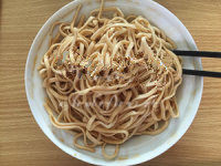 11、开胃爽口的鸡丝凉面,在面条上淋上准备好的调味料和蒜姜水，搅拌均匀。