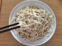 9、开胃爽口的鸡丝凉面,捞出的面条装在碗中，不停的用筷子挑起面条抖动，待面条微温时，将30ml的油淋在面条上，再用筷子不停的拌和，抖动、挑起，直到面条均匀的拌和上油，根根分明即可。