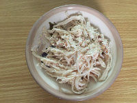 10、开胃爽口的鸡丝凉面,鸡胸肉焖熟后，捞出，晾干水分后撕成丝。