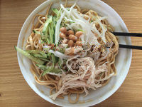 12、开胃爽口的鸡丝凉面,用碗盛出适量的面条，放入豆芽、鸡丝、黄瓜丝、撒上炸好的黄豆、葱花，拌匀即可食用。