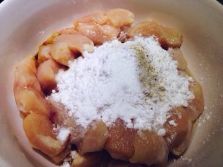 2、宫保鸡丁,切好的鸡肉加盐1g，料酒3g，生抽5g，淀粉，白胡椒粉 适量（选用）码上浆。