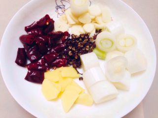 3、宫保鸡丁,将蒜，姜切片，大葱切小段备用。