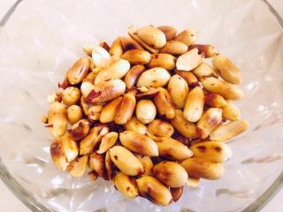 4、宫保鸡丁,炒锅润油后，将花生米在炒锅内小火快速翻炒至花生皮颜色呈深红色，盛出去皮备用。