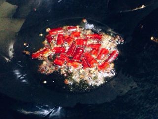 6、宫保鸡丁,炒锅内加入色拉油，油温烧至四成热，依次加入花椒和干辣椒段炒香。