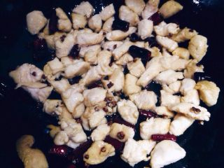 7、宫保鸡丁,7、	将码好浆的鸡肉入锅快速滑散，炒至肉色变白。