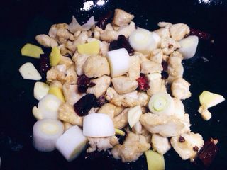 8、宫保鸡丁,加入葱姜蒜，快速翻炒至食材断生。