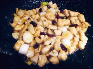 9、宫保鸡丁,将调好的芡汁倒入锅内，快速翻炒收汁。