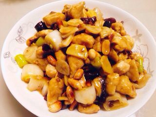 10、宫保鸡丁,出锅前加入去皮的花生米翻匀，接下来即可享受美味。