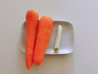 1、清炒胡萝卜丝,食材准备好