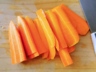 2、清炒胡萝卜丝,胡萝卜先切片