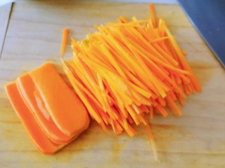 3、清炒胡萝卜丝,再切成丝