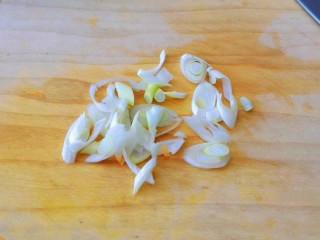 4、清炒胡萝卜丝,葱切片