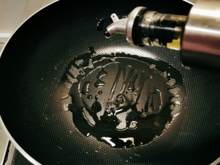 6、清炒胡萝卜丝,起油锅 放入食用油 加热 