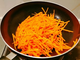 8、清炒胡萝卜丝,放入胡萝卜丝