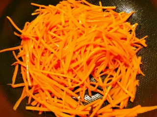 9、清炒胡萝卜丝,翻炒2分钟