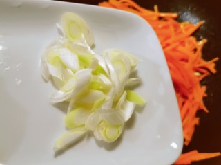 10、清炒胡萝卜丝,放入葱片增香