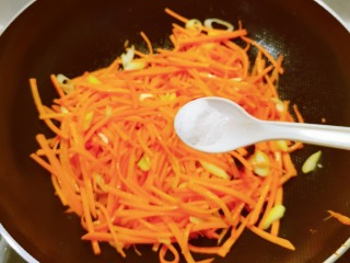 11、清炒胡萝卜丝,放入胡萝卜丝 随着加热胡萝卜丝慢慢塌软