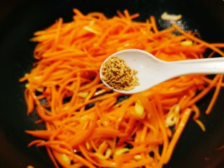 12、清炒胡萝卜丝,放入鸡粉翻炒