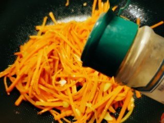 13、清炒胡萝卜丝,放入胡椒粉提味