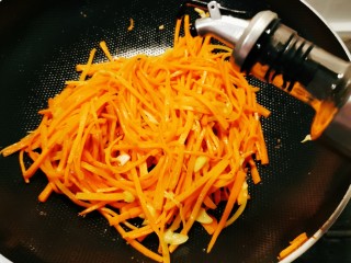 14、清炒胡萝卜丝,放入芝麻油增香 关火