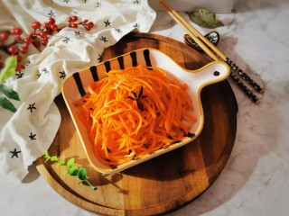 15、清炒胡萝卜丝,出锅装盘。